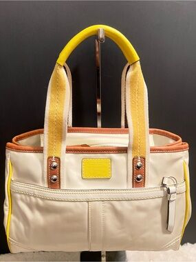 Vintage Coach Hampton, nylon leather trim tote medium handbag.